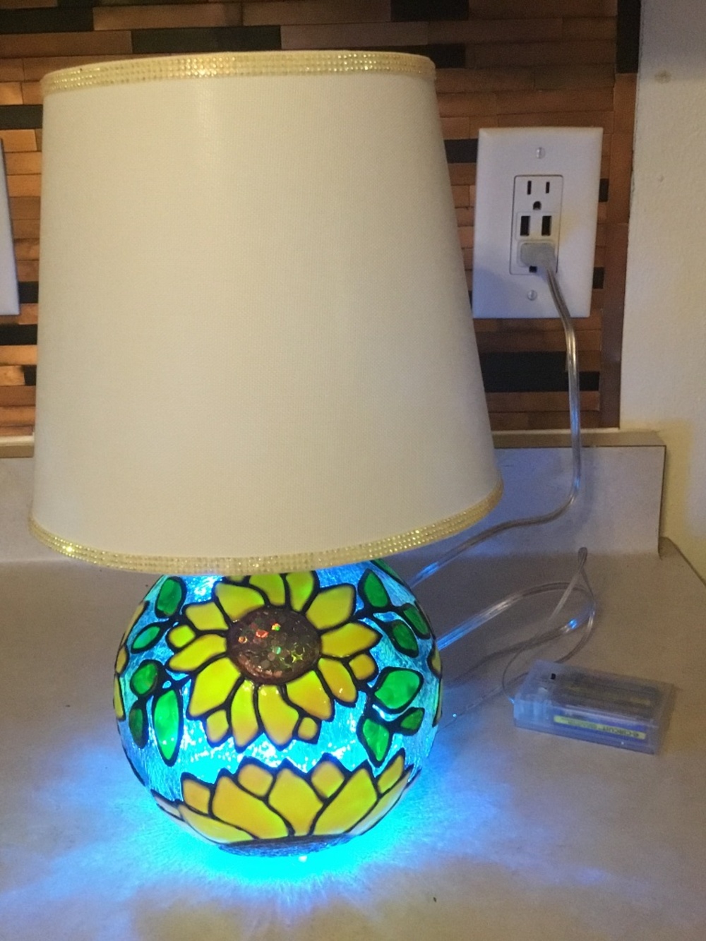 Sunflower HandPainted Stained Glass small lamp - Picture 2 of 3